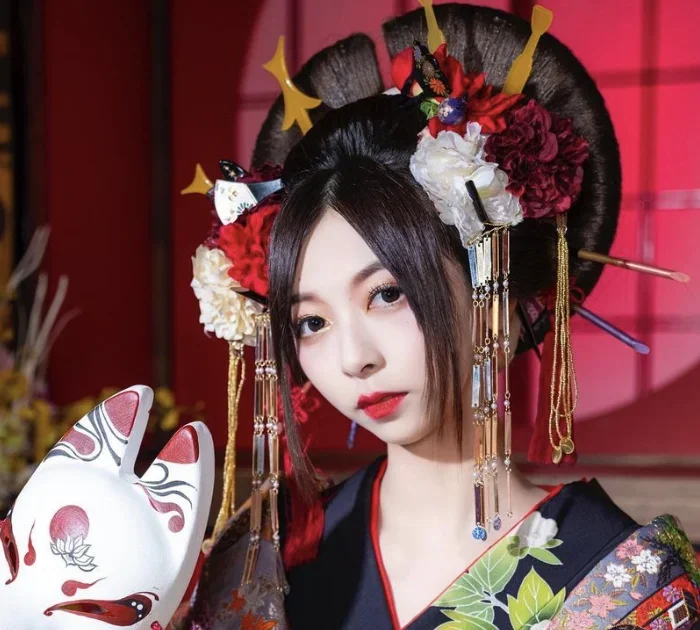 ⻁⾦妃笑⻁の前世・中の人「葛西美空（かさい みく）」のビジュアル。真顔で和服を着ている。