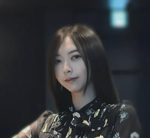 ⻁⾦妃笑⻁の前世・中の人「葛西美空（かさい みく）」のビジュアル。
髪型は黒髪ストレートロング。微笑んでいる。