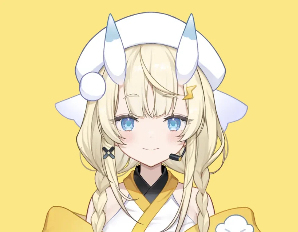 蝸堂みかるのビジュアル。白い帽子に金髪を二つおさげにしている。目の色は青で微笑んでいる。