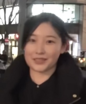 スーツさんのお嫁さんの顔。黒髪で上品な人。